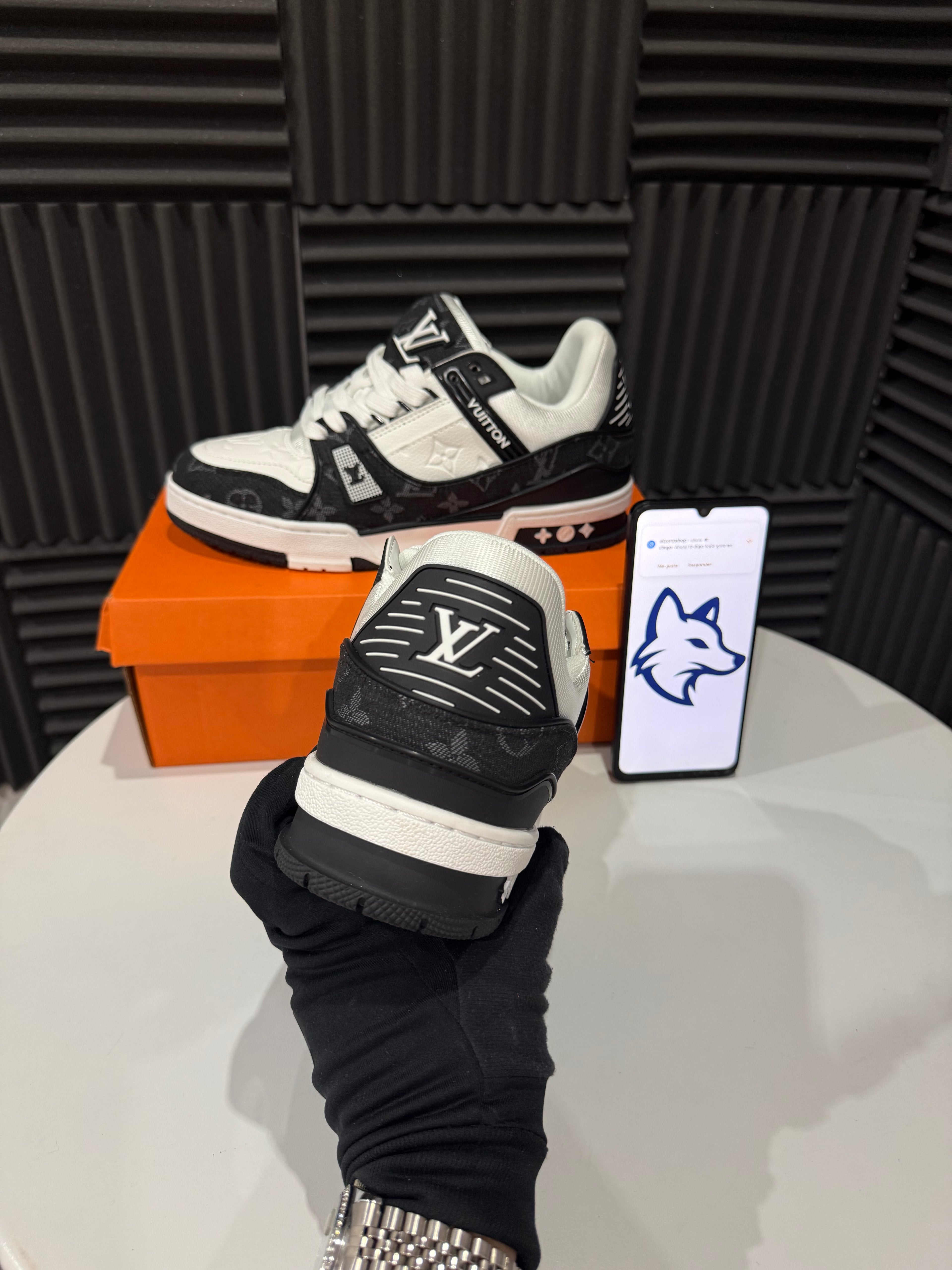 LV Trainer Black White