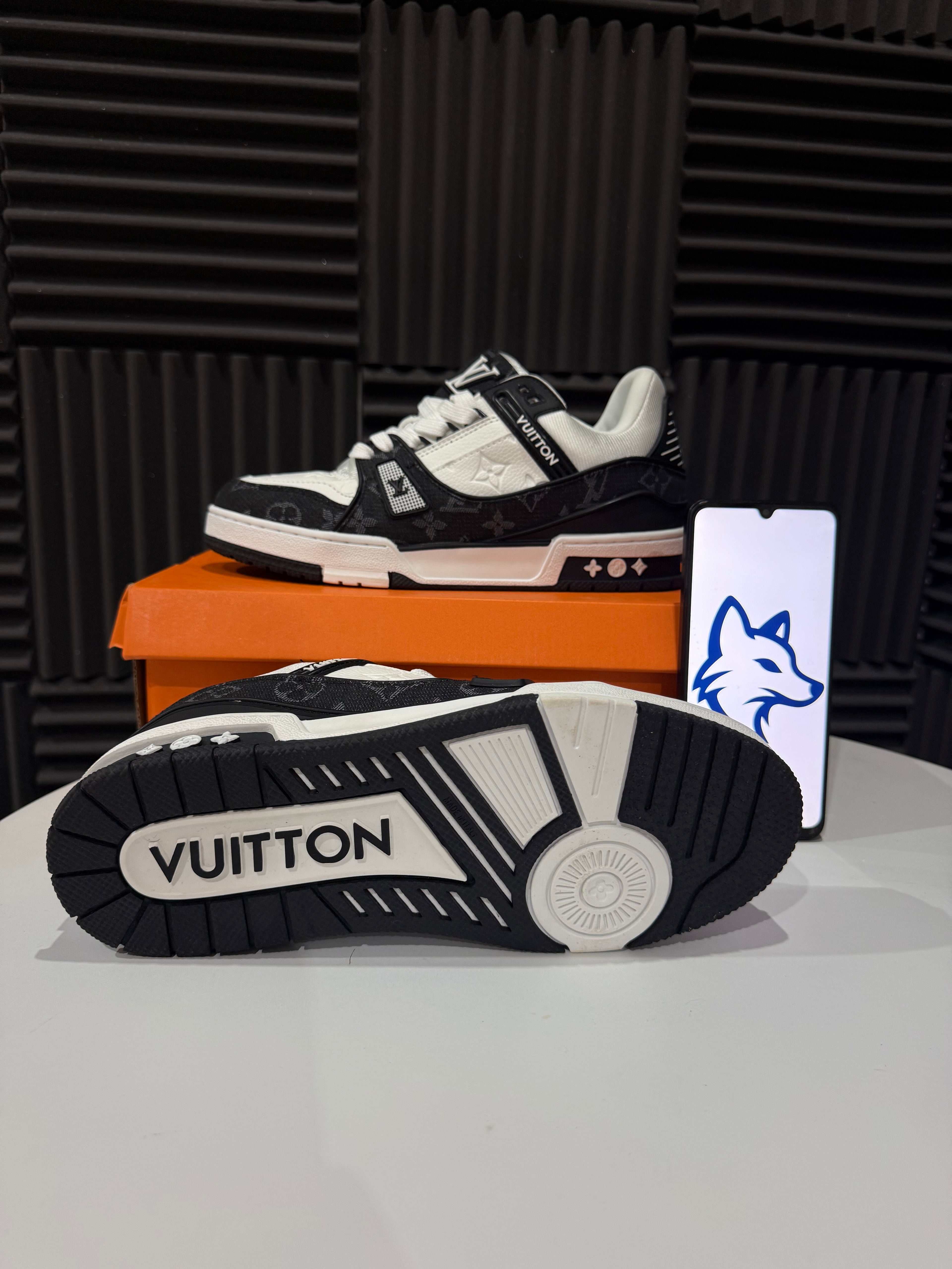 LV Trainer Black White